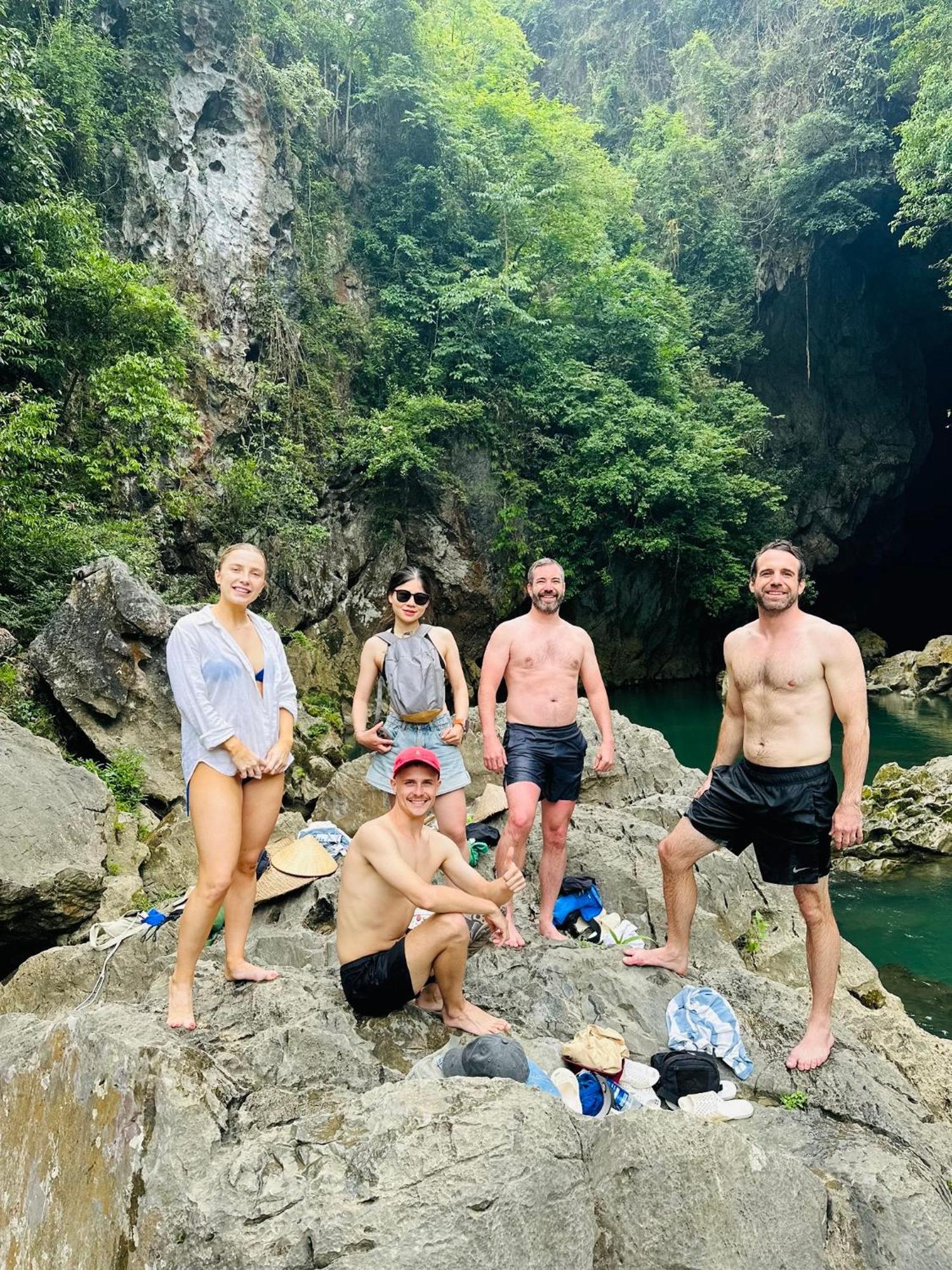 Odyssey Hostel, Tours & Motorbikes Rental Ha Giang Esterno foto